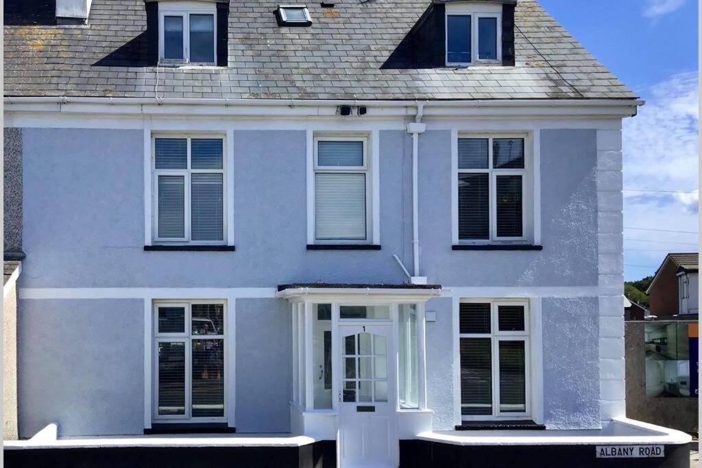 Large 5 Bed 3 Bath House 300 Meters From Beach And Restaurants New Quay Eksteriør billede
